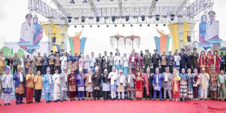 Anggota DPRD Kalsel Dapil VI H Firmansyah dan Adrizal, menghadiri Peringatan Harjad ke-75 Kotabaru. (foto : istimewa)