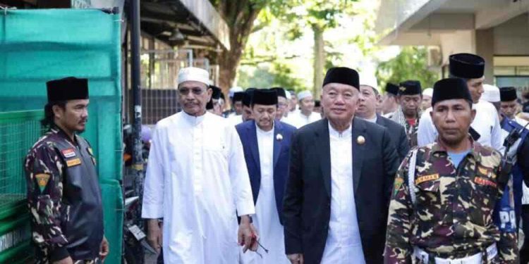 Ketua DPRD Kalsel H Supian HK berjalan beriringan dengan gubernur dan wakil gubernur Kalsel saat hendak Salat Hari Raya Idul Adha 1446 H di Halaman Mesjid Raya Sabilal Muhtadin. (foto : istimewa)