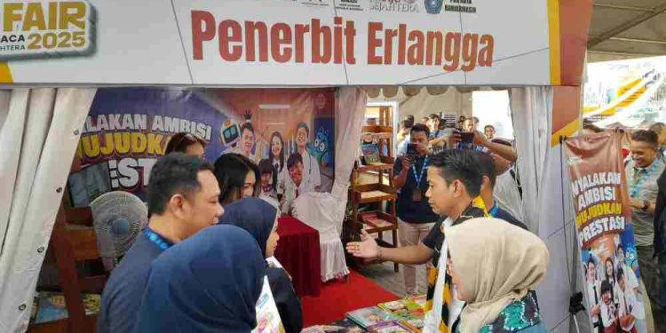 Walikota Banjarmasin HM Yamin didampingi istri saat di Bamara Book Fair. (foto : shn/seputaran)