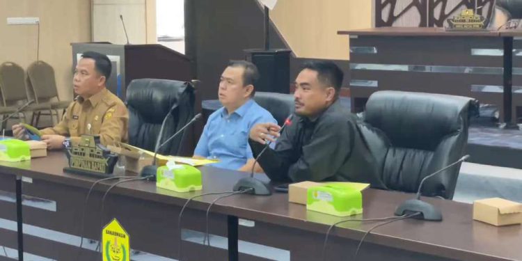 M Isnaini (Baju Biru) saat memimpin rapat Banggar. (foto : sna/seputaran)