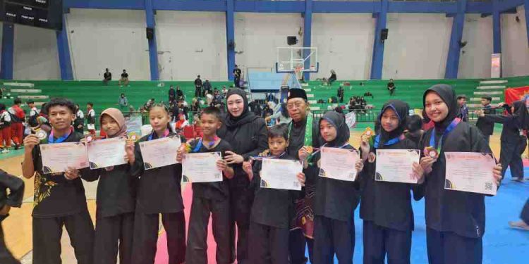 Perguruan Silat Walet Putih saat memperlihatkan meraih juara dengan Ketua IPSI Kalsel Ir Supri Muyono bersama Hj Ziah. (foto : putza/seputaran)