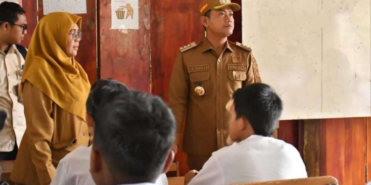 Walikota Banjarmasin HM Yamin saat kunjungan ke salah satu sekolah. (foto : shn/seputaran)