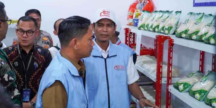 Walikota Banjarmasin HM Yamin didampingi Ketua Koperasi Merah Putih Telawang Hamdani saat melihat-lihat unit usaha Koperasi Merah Putih Telawang. (foto : shn/seputaran)