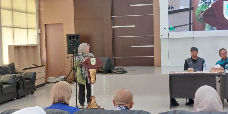 Kepala Dispersip Kalsel Sri Mawarni memberikan sambutan saat Lomba Resensi Buku. (foto : istimewa)