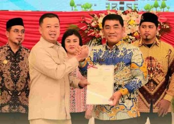 Menteri Nusron Serahkan Sertipikat kepada Pemda dan Lembaga Keagamaan di Sulut