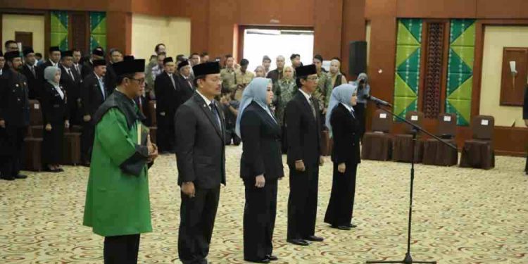Empat Komisaris Bank Kalsel saat dilakukan pelantikan. (foto : Bank Kalsel)