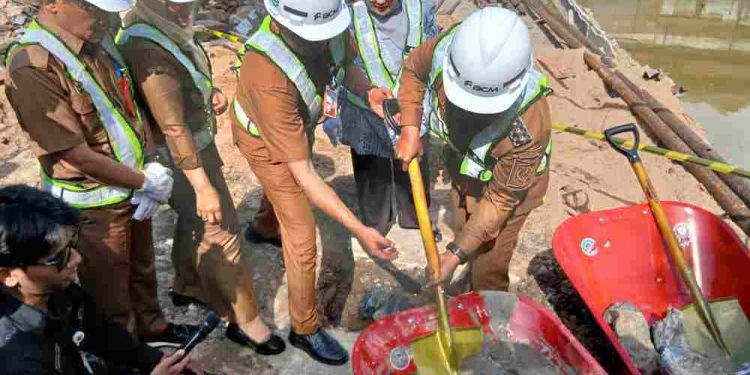 Peletakan batu pertama pembangunan Puskesmas Cempaka Putih oleh Walikota Banjarmasin HM Yamin. (foto : shn/seputaran)