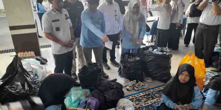 Walikota Banjarmasin HM Yamin saat meninjau gerakan sedekah sampah dan pakaian layak. (foto : shn/seputaran)