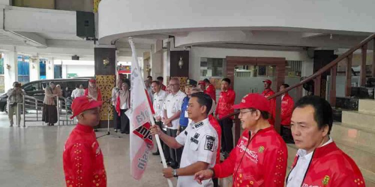 Walikota Banjarmasin HM Yamin saat melepas atlet SOIna Banjarmasin untuk ajang Pesoda di Banjarbaru. (foto : shn/seputaran)