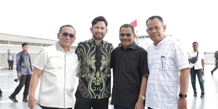 Ketua DPRD Kalsel H Supian HK saat Sunset Coffe Break di Kapal Perang KRI Dr Radjiman Wedyodiningrat-992. (foto : istimewa)