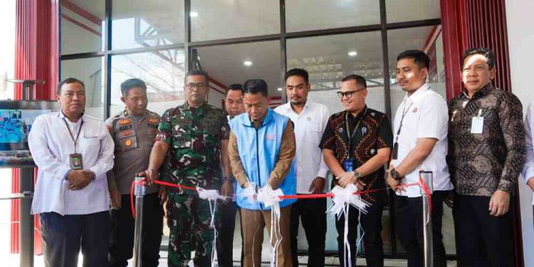 Walikota Banjarmasin HM Yamin gunting pita tanda peresmian Koperasi Merah Putih di tiga kelurahan. (foto : shn/seputaran)