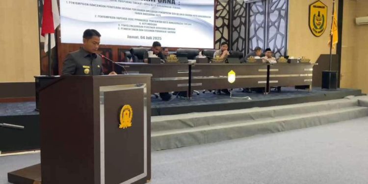 Walikota Banjarmasin HM Yamin saat menyampaikan pandangan atas usulan tiga Raperda Prakarsa Pemko Banjarmasin pada rapat paripurna. (foto : sna/seputaran)