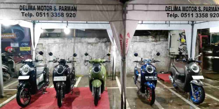 Panggung kreativitas kembali digelar oleh Honda, kali ini melalui ajang Mini Contest Honda Custom & Live Music yang berlangsung meriah di Dealer Delima Motor Sutoyo. (foto : istimewa)