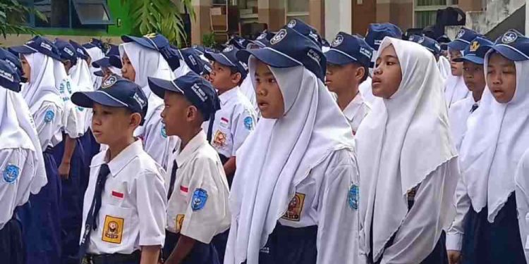 Peserta didik baru SMP Negeri 26 saat mengikuti upacara di hari pertama masuk sekolah. (foto : shn/seputaran)