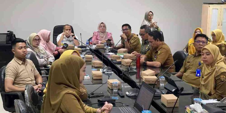 Pansus Raperda Perlindungan Perempuan dan Anak saat rapat finalisasi bersama instansi terkait. (foto : sna/seputaran)
