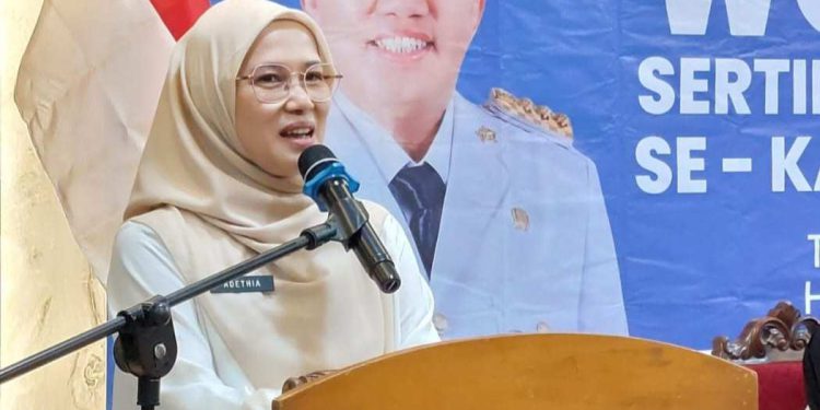 Plt Kepala Dispersip Kalsel Adethia Hailina. (foto : istimewa)