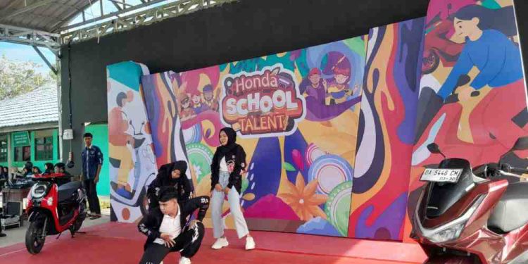 Program Road to Honda School Talent 2025 digelar meriah di SMKN 2 Marabahan, mempertemukan semangat seni, kompetisi, dan teknologi dalam satu kemasan acara yang menyatukan ratusan pelajar. (foto : istimewa)