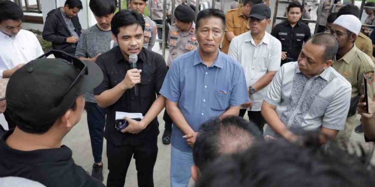 Aksi unjuk rasa yang digelar di depan gedung “Rumah Banjar” diterima Ketua Komisi I DPRD Kalsel H Rais Ruhayat, Sekretaris Komisi I DPRD Kalsel Ilham Nor, serta Sekretaris Komisi IV DPRD Kalsel, Bambang Yanto Permono. (foto : putza/seputaran)