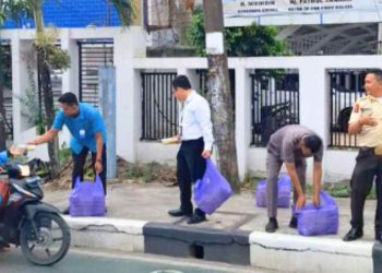 Bank Kalsel Bagikan 500 Porsi Bubur Asyura Gratis