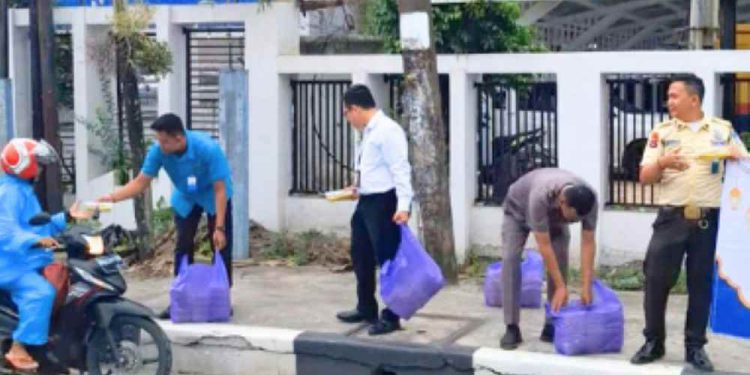 Pihak Bank Kalsel saat membagikan bubur asyura gratis kepada masyarakat. (foto : Bank Kalsel)