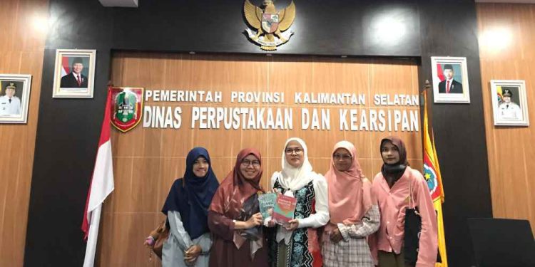 Plt Kepala Dispersip Kalsel Adethia Hailina saat menerima kunjungan Forum TBM Kalsel. (foto : Dispersip Kalsel)