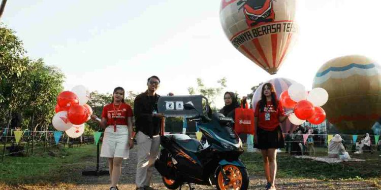 PT Trio Motor sebagai Main Dealer Honda wilayah Kalselteng, turut menyemarakkan gelaran Festival Balon Udara yang untuk pertama kalinya digelar di kawasan wisata keluarga Amanah Borneo Park, Banjarbaru. (foto : istimewa)