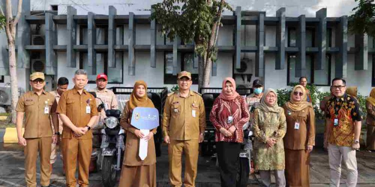 Foto bersama di sela penyerahan bantuan tiga unit kenderaan bak tiga Bank Kalsel kepada RUSD Ansari Saleh. (foto : Bank Kalsel)