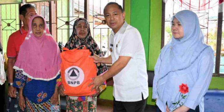 Bupati dan Wakil Bupati (Wabup) Barito Selatan (Barsel) Eddy Raya Samsuri bersama Khristianto Yudha menyalurkan bantuan ke warga terdampak banjir di Kecamatan Dusun Selatan. (foto : istimewa)