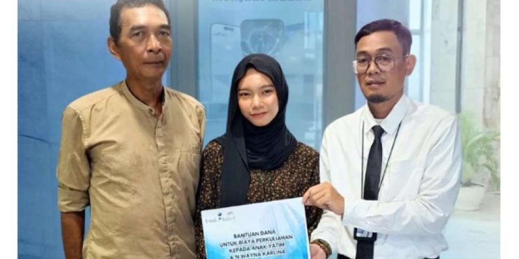 Penyerahan bantuan UPZ Bank Kalsel secara simbolis kepada penerima Wayna Karlina. (foto : istimewa)