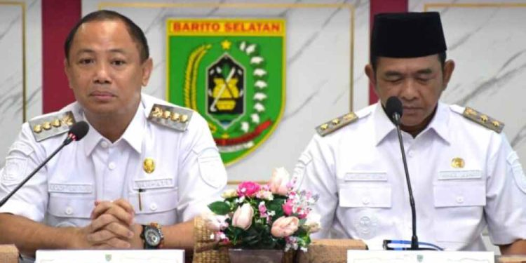 Bupati dan Wabup Barsel saat penetapan Perbup Penetapan Rincian Alokasi Dana Desa. (foto : istimewa)
