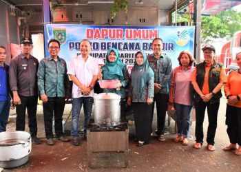 TP PKK Barsel Kunjungi Relawan dan Masyarakat Terdampak Banjir