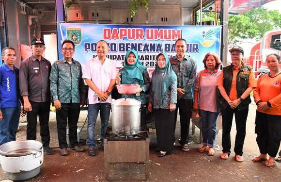 Ketua TP PKK Barsel Hj Permana Sari didampingi Bupati Barsel H Eddy Raya Samsuri mengunjungi dapur umum. (foto : istimewa)