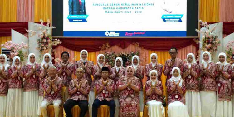 Bupati Tapin H Yamani foto bersama dengan Pengurus  Dekranasda Tapin yang baru dikukuhkan. (foto : istimewa)