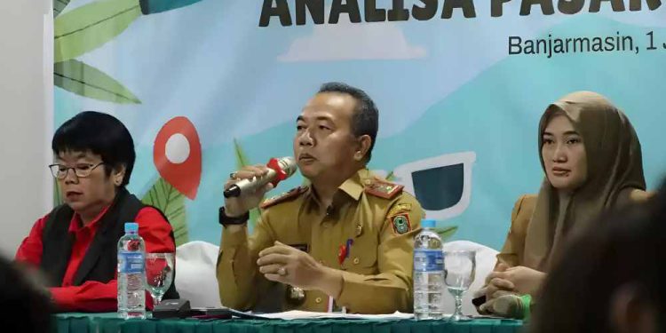 Kepala Dispar Kalsel, Muhammad Syarifuddin saat memberikan sambutan pada FGD Analisa Pasar Pariwisata. (foto : istimewa)