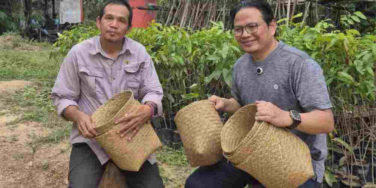 Anggota Fraksi Partai Keadilan Sejahtera (F-PKS) DPRD Kalsel Firman Yusi memperlihatkan polybag berbahan purun. (foto : istimewa)