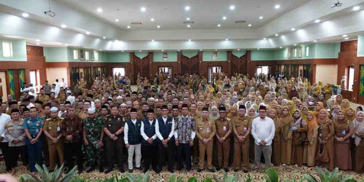 Foto bersama di sela Kajian Eksklusif bersama Tuan Guru Ustadz Abdul Somad, yang digelar di Gedung Idham Chalid, Kawasan Perkantoran Setda Provinsi Kalsel, Banjarbaru. (foto : istimewa)