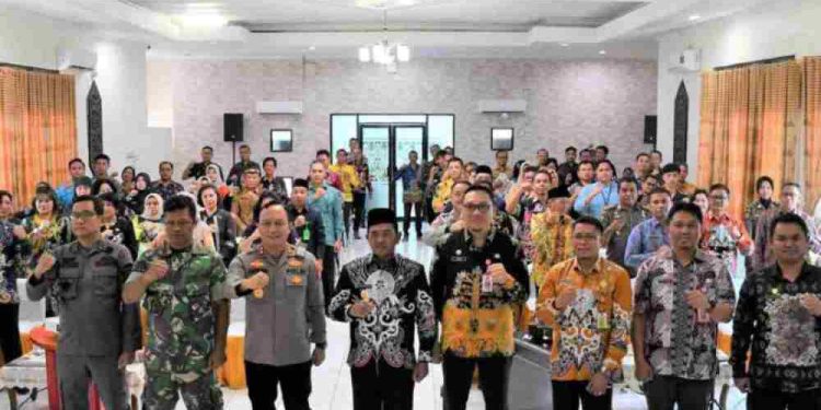 Foto bersama saat Forum Konsultasi Publik Rancangan Awal Rencana Pembangunan Jangka Menengah Daerah (RPJMD) Barsel. (foto : istimewa)