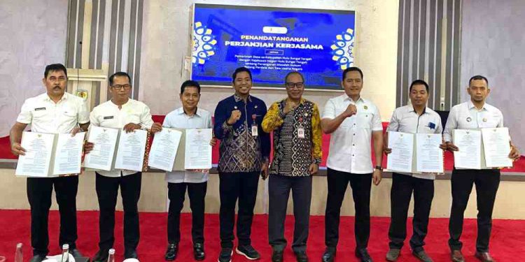 Plt Kepala Bank Kalsel Cabang Barabai Rabbiyanur Fahmi foto bersama pihak Pemkab HST dan Kejari HST usai penandatangan kerja sama. (foto : istimewa)
