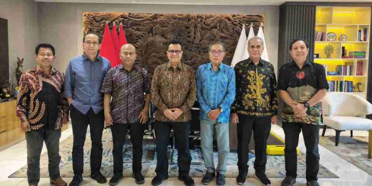 Foto bersama di sela  audiensi pihak OC dan Wamenkomdigi Nezar Patria didampingi Maroli J. Indarto, Direktur Kemitraan Komunikasi Lembaga dan Kehumasan, Ditjen Komunikasi Publik dan Media Kementerian Komdigi. (foto : istimewa)