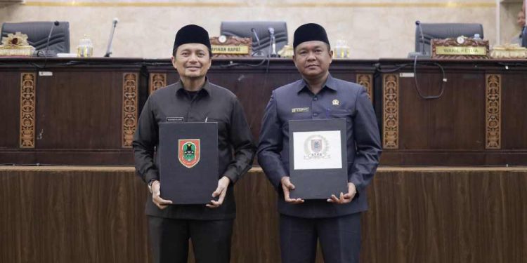 Wakil Ketua DPRD Kalsel H Kartoyo foto bersama Wagub Kalsel H Hasnuryadi Sulaiman. (foto : istimewa)