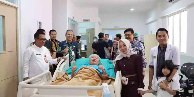 Gubernur Kalsel H Muhidin didampingi istri saat menjalani pemerikasan kesehatan di RSUD Ulin Banjarmasin. (foto : istimewa)