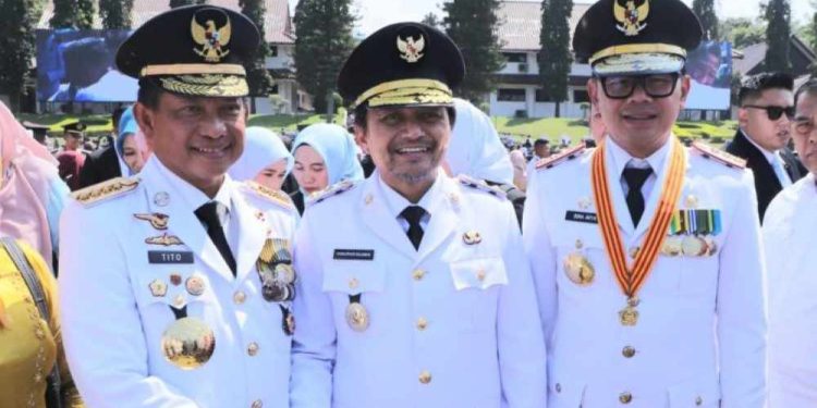 Wagub Kalsel H Hasnuryadi Sulaiman (tengah) saat hadir di upacara pelantikan 1.110 Pamong Praja Muda lulusan Institut Pemerintahan Dalam Negeri (IPDN) Angkatan XXXII Tahun 2025 di Kampus IPDN Jatinangor. (foto : istimewa)