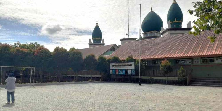 Halaman SMPN 35 yang diduga dijadikan lokasi pembunuhan. (foto : shn/seputaran)