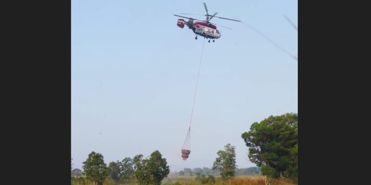 Helikopter BNPB saat beroperasi dalam upaya tangani Karhutla. (foto : istimewa)