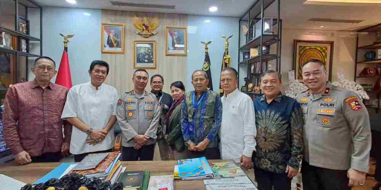 Kadiv Humas Polri Irjen Pol Shandi Nugroho menerima kunjungan jajaran Panitia Pengarah (SC) dan Panitia Pelaksana (OC) Kongres Persatuan PWI yang terdiri dari Zulkifli Gani Ottoh, Totok Suryanto, Marthen Selamet Susanto, Raja Parlindungan Pane, Tb Adhi, Musrifah dan Herwan Pebriansyah. (foto : istimewa)