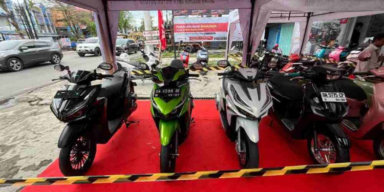 Showroom kendaraan disulap menjadi panggung ekspresi penuh gaya dalam gelaran Mini Contest Honda Custom & Live Music, sebuah inisiatif seru yang menjadi bagian dari Kampanye Sinergi Bagi Negeri bersama Main Dealer PT Trio Motor. (foto : istimewa)
