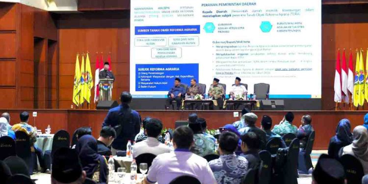 Menteri Nusron Wahid saat menjadi pembicara dalam acara Pengukuhan dan Orientasi Nasional PB IKA-PMII di Jakarta. (foto : Biro Humas Kementerian ATR/BPN)