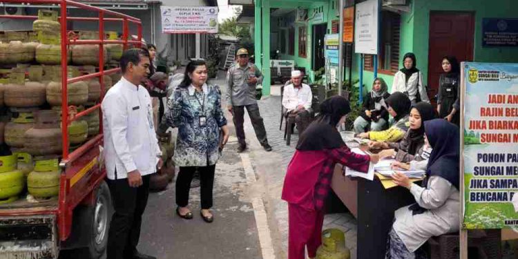 Pelaksanaan operasi pasar gas 3 Kg. (foto : shn/seputaran)