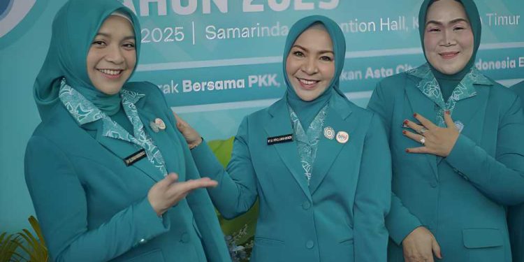 Ketua TP PKK Kalsel, Hj. Fathul Jannah Muhidin didampingi Wakil Ketua, drg. Ellyana Trisya Hasnuryadi Sulaiman, dan Ketua I Bidang Pembinaan Karakter Keluarga Masrupah. (foto : istimewa)