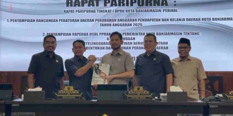 Walikota Banjarmasin HM Yamin saat menyerahkan dokumen Raperda Perubahan APBD 2025l. (foto : smr)